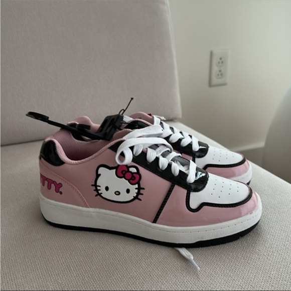 HELLO KITTY SANRIO SNEAKERS SIZE 6 NEW WITH TAG - Picture 3 of 11
